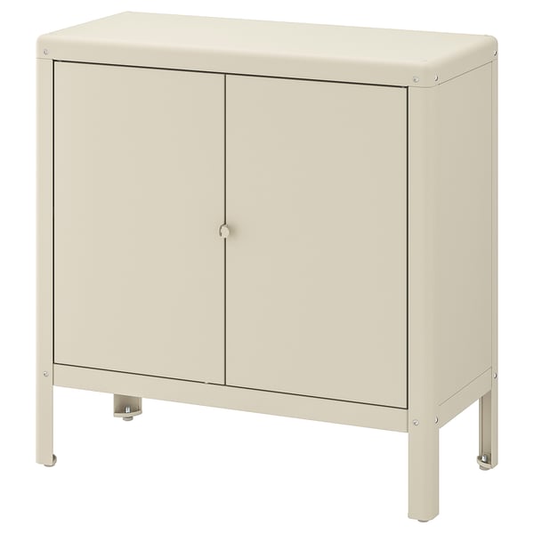 Ett KOLBJÖRN krämfärgat förvaringsskåp i galvaniserat stål, med två dörrar och justerbara fötter.