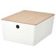 En vit KUGGIS förvaringslåda med ett ljust trälock, med ett svart cirkulärt handtag och en elegant, modern design.