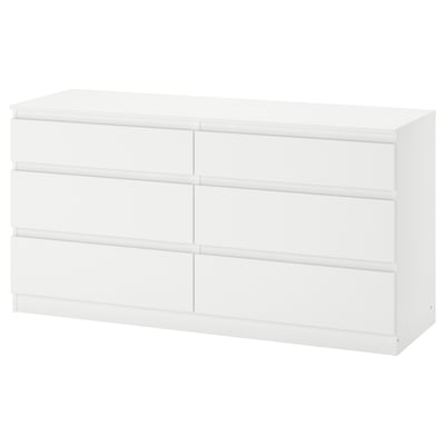 En vit byrå KULLEN med sex fack. Den är rektangulär, elegant och modern, perfekt för förvaring av kläder och sängkläder.