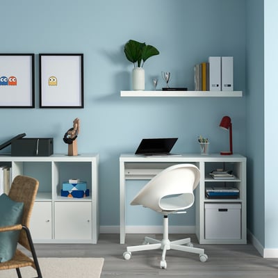 Hemmakontor med LACK-hylla , skrivbord, laptop, lampa, organiserat kontorsmaterial, dekoration, blå väggar.