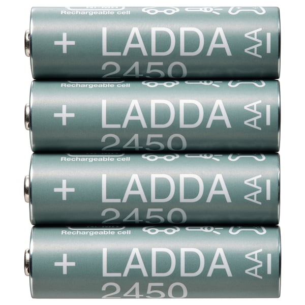 Fyra blågröna LADDA 2450-batterier staplade, PET-plast och stål.