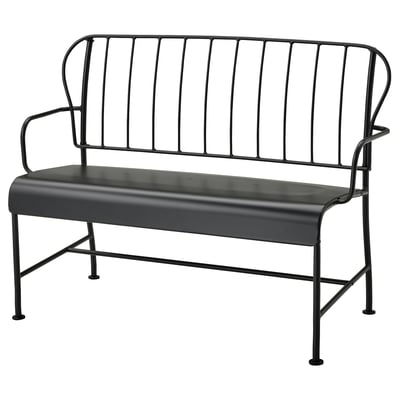 Modern svart metallbänk, böjd rygg, två armstöd.