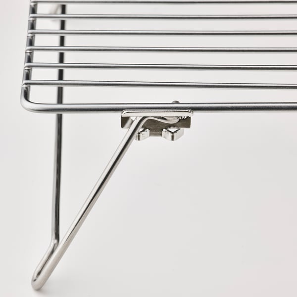 Kylställ i rostfritt stål, snyggt vikt, och visar upp hållbar konstruktion och släta svetsar.