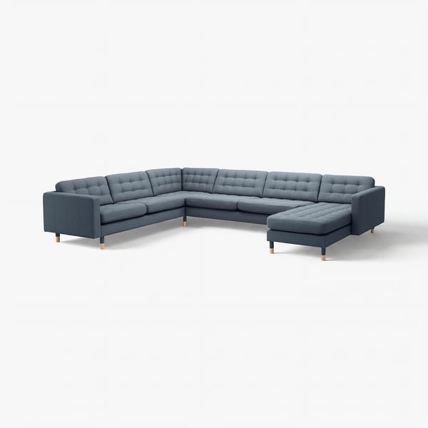 Modern L-formad grå soffa med tuftade rygg- och sittdynor, träben och avtagbara armstöd.