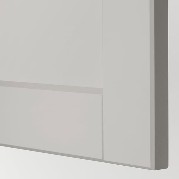 Närbild på en slät träpanel med en fint fasad kant.