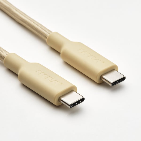Beige usb-c-laddningskabel med kontakter riktade mot kameran, märkt frgf, visas mot vit bakgrund.