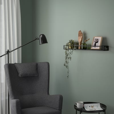 Liten hylla LINDÅSEN rymmer växter, inredning av mysig grå stol.