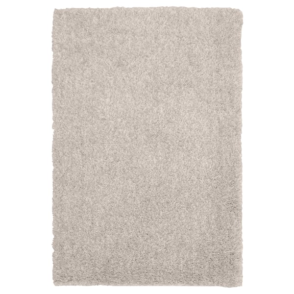 Mjuk beige matta LINDKNUD. Rektangulär, plyschstruktur av återvunnen polyester. Perfekt för sovrum.