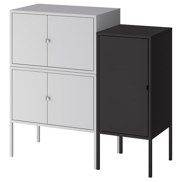 Grå och svarta skåp sida vid sida, rektangulära med metallben, flera dörrar.