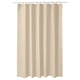 Dubbelsidig beige duschdraperi på silverstav. Enkel, enkel, rektangulär design. Tillverkad av vattenavvisande evaplast.