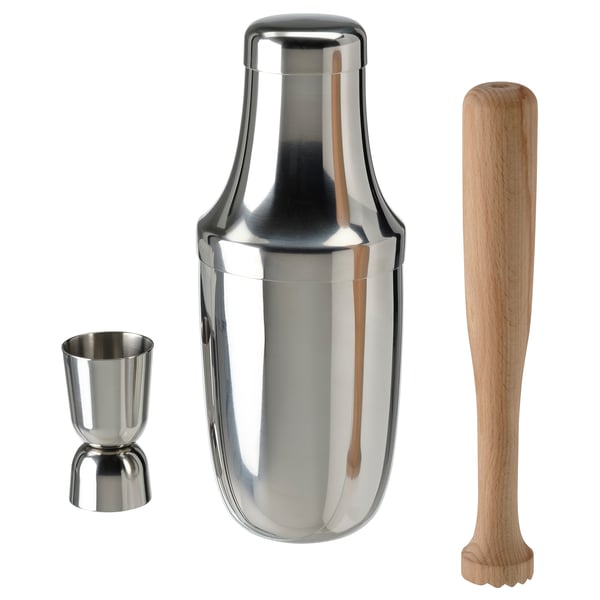 Ett LUFTTÄT cocktailset med en silvershaker, en jigger i metall och en mortel i trä. Perfekt för att blanda drinkar, snyggt och funktionellt.