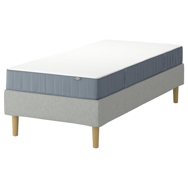LYNGÖR-säng: grå bas, träben, blå madrass, vit topp. Modern, minimalistisk design.