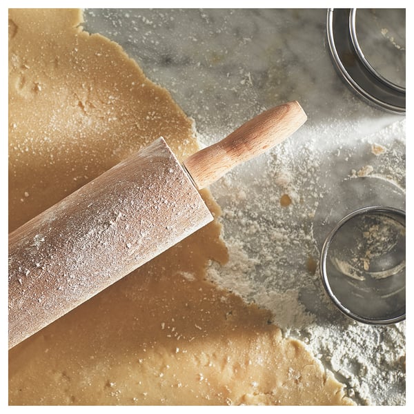 Kavel på mjölad grå bänk med degbitar. Trähandtag, metallstång. Ingår i MAGASIN bakset.
