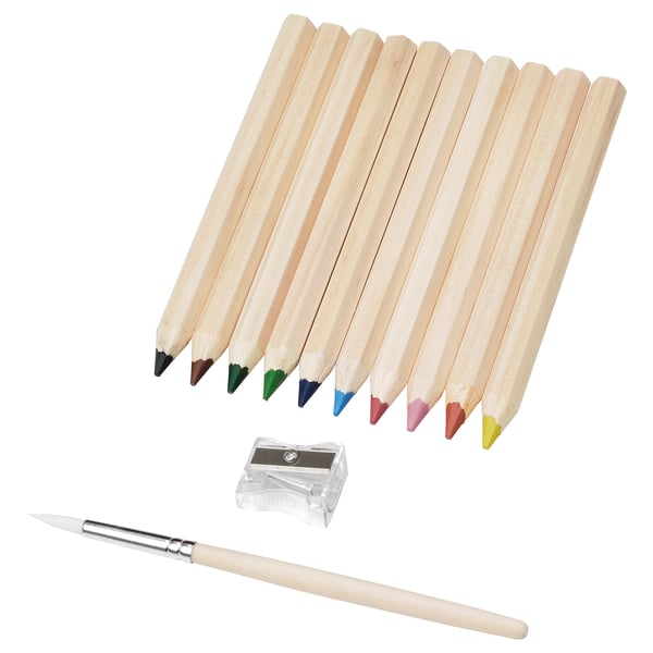 Ett set med 10 färgglada MÅLA träpennor med vässare och pensel, perfekt för barn, prydligt arrangerade på en vit bakgrund.