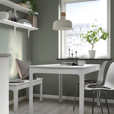 Hemmakontor: gröna väggar, vitt skrivbord, fårstolar, fönster.
