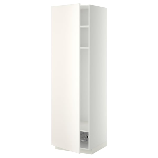 Ett vitt METOD högt köksskåp. Den är elegant och modern med en slät finish och två justerbara hyllor inuti.