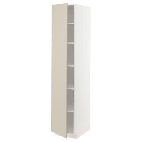 Ett högt, beige METOD-köksskåp med tre hyllplan och justerbara gångjärn som erbjuder gott om förvaringsutrymme och en elegant design.