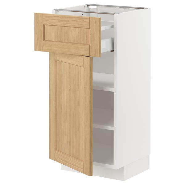 Modernt ikea METOD skåp med vit ram, eklucka, fasade kanter.