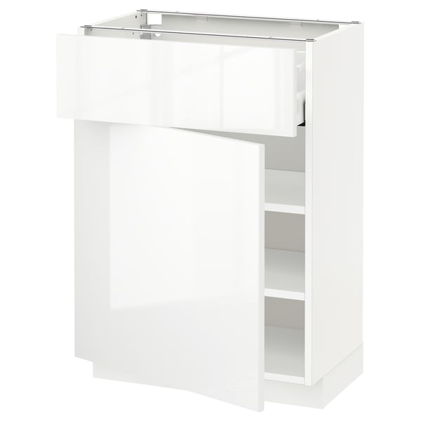 Ett högblankt vitt METOD-köksskåp med glasdörrar och flyttbara hyllplan. Den har ett elegant, modernt utseende.
