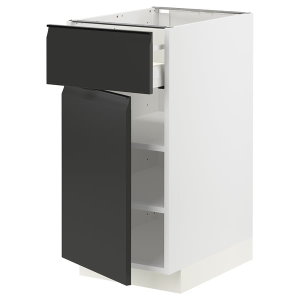 Ett vitt METOD köksskåp med en mattsvart låda och lucka. Skåpet har en modern, elegant design med ett handtagslöst utseende.