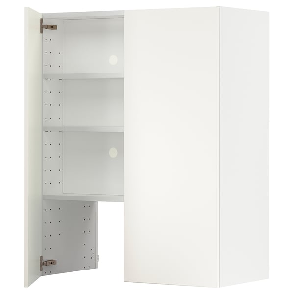 Ett vitt METOD-köksskåp med öppna dörrar som avslöjar justerbara hyllor. Modern design, rena linjer.