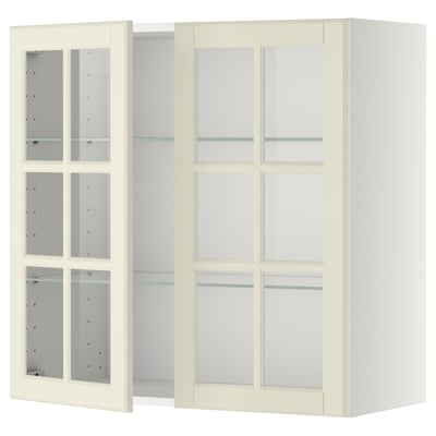 Ikea METOD köksskåp med benvita glasdörrar i bodbyn, med fasade kanter och justerbara glashyllor.