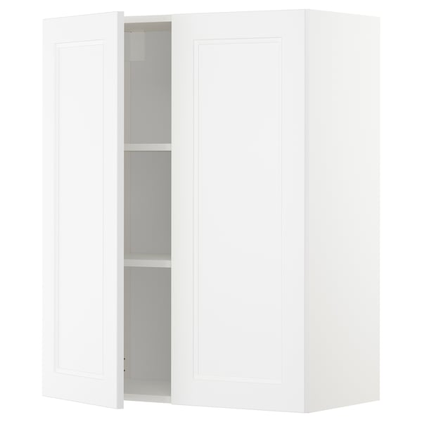 Vitt METOD-köksskåp med en dörr öppen som avslöjar justerbara hyllor. Modern design med en robust ram.