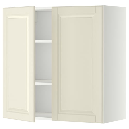 Benvitt METOD köksskåp, en dörr öppen, justerbar hylla inuti. Klassisk design med fasade kanter.