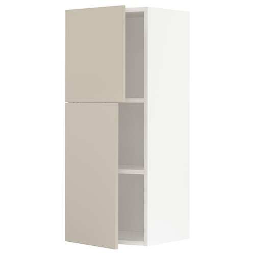 Ett beige METOD köksskåp med två öppna sektioner. Dess höga, rektangulära och moderna design, med en slät finish.