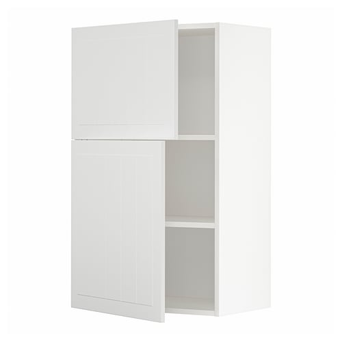 Vitt skåp med två dörrar och justerbar hylla. Modern, fyrkantig design. En dörr öppen, avslöjande hylla.