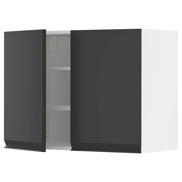 Modernt svart köksskåp med en öppen dörr, som visar justerbara hyllor. Elegant, matt finish med minimalistiskt handtag.