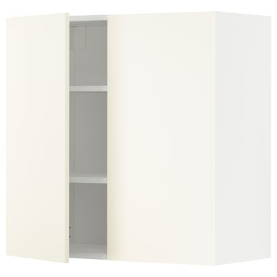 METOD vitt köksskåp, rektangulär, modern design med en öppen dörr som visar hyllor.