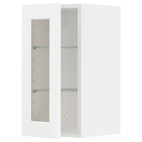 Ett vitt ikea METOD köksskåp med glasdörrar och hyllor.