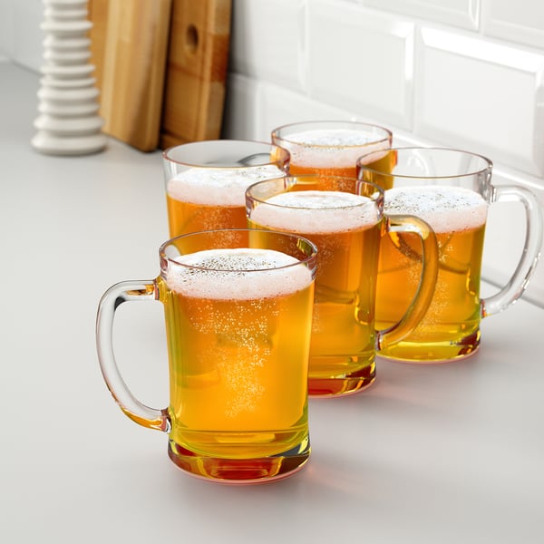 Fyra ölglas med skum på bänken.