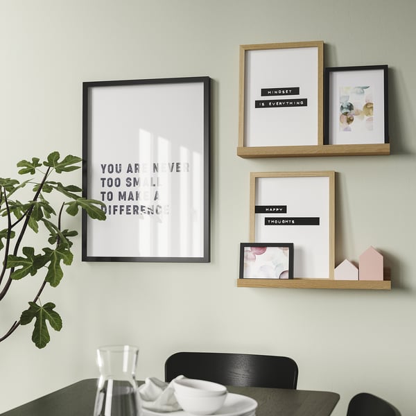 Moderna vägghyllor visar bilder och inredning. Ett spår för vinkelstöd. Håller ramar och små föremål säkert.