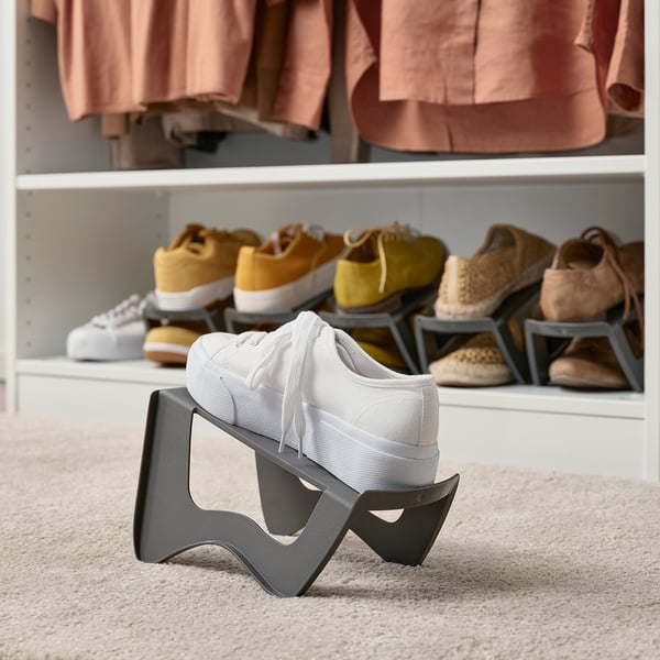 Skoförvaringsställ med vit sneaker, som visar vertikal organisation för utrymmeseffektivitet.