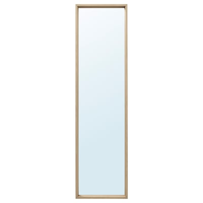 En NISSEDAL spegel med en rektangulär ram i en ljusbrun färg. Spegeln kan hängas vertikalt eller horisontellt och har en minimalistisk design.