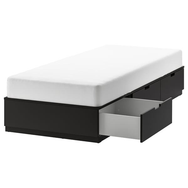 En NORDLI sängstomme i svart med 3 lådor och en vit madrass, designad för utrymmeseffektivitet.