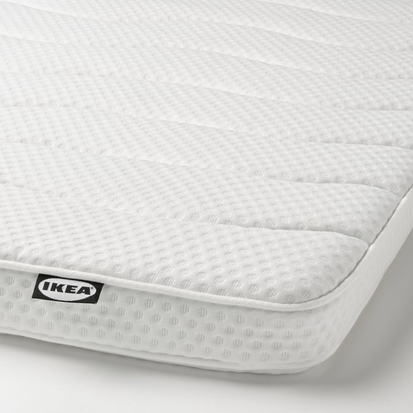Närbild av ikea-madrass med plyschskum och vitt, strukturerat överdrag.
