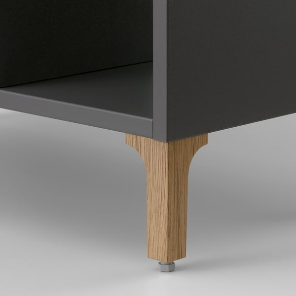 Träben stöder ett elegant, modernt skåp. Solid konstruktion säkerställer stabilitet.