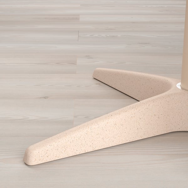 Modern snurrstol med beige sits och ryggstöd på ljust trägolv. Minimalistisk, ergonomisk design med rundad rygg och skålsits för komfort.