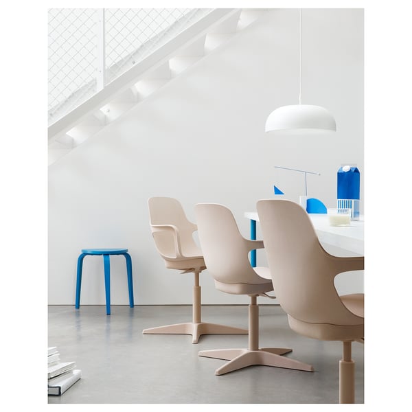 Minimalistiskt kontor med ODGER-stolar, blå pall, naturligt ljus.