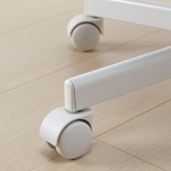 Närbild av moderna stolar av hög kvalitet svängbara hjul på trägolv. Visar robust design och smidiga hjul.