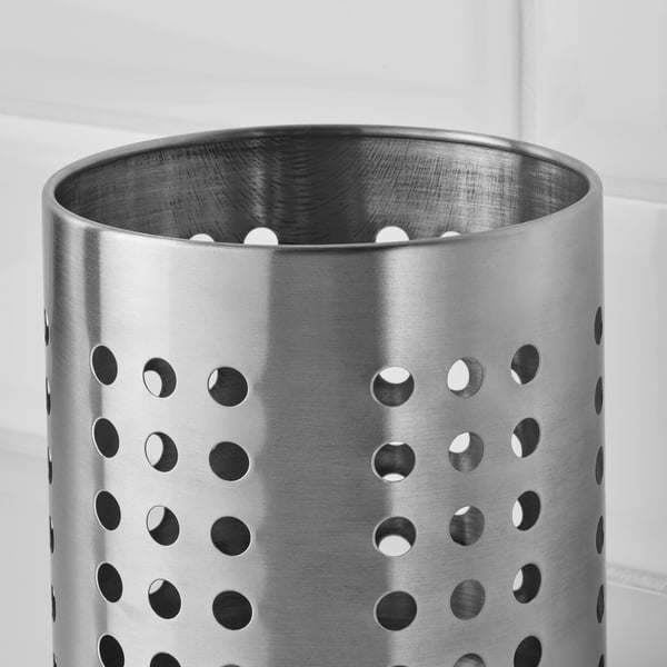 Kökstillbehör i rostfritt stål med perforerad design säkerställer hållbarhet och enkel rengöring.