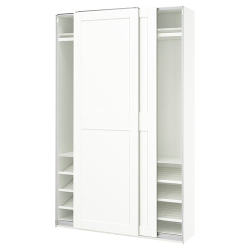 En vit ikea PAX garderob med skjutdörrar och invändiga hyllor.