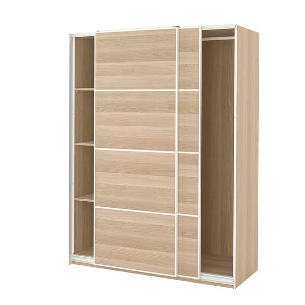 Föreställer en IKEA PAX-garderob i ljus färg med skjutdörrar, med en minimalistisk design och justerbara hyllor.