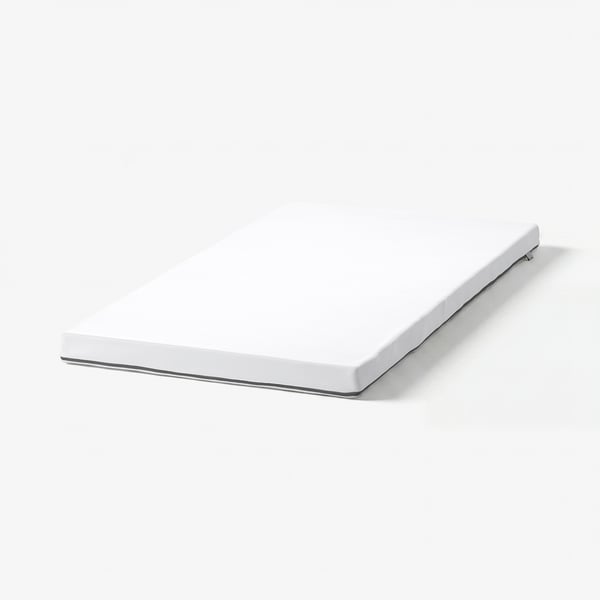 En vit PELLEPLUTT babymadrass, rektangulär och platt, med ett dragkedjesskydd.