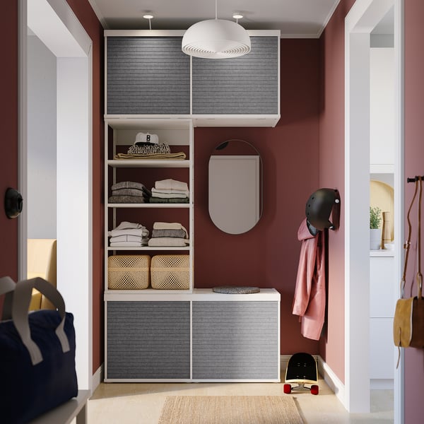 Organiserad garderob med grå PLATSA-hyllor, hängande jacka, skateboard och hjälm. Modern design med skjutdörrar.