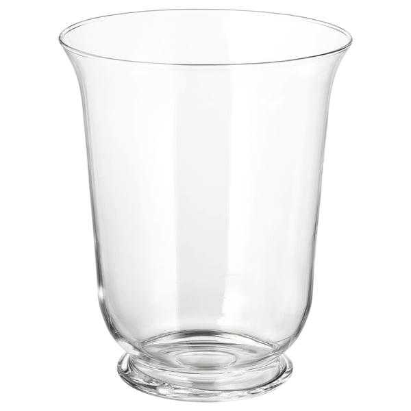 POMP, vaslykta i klarglas. Den har en elegant, böjd form och är munblåst, vilket ger den ett unikt, handgjort utseende.