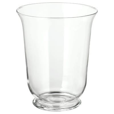 POMP, vaslykta i klarglas. Den har en elegant, böjd form och är munblåst, vilket ger den ett unikt, handgjort utseende.